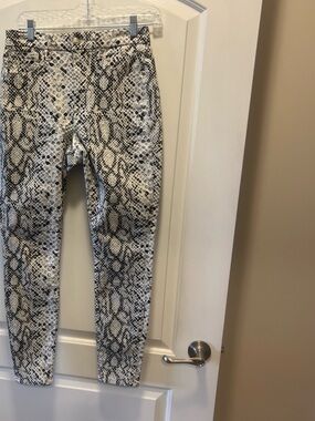 Good American White and Gray Leopard Print Waistband Jeans